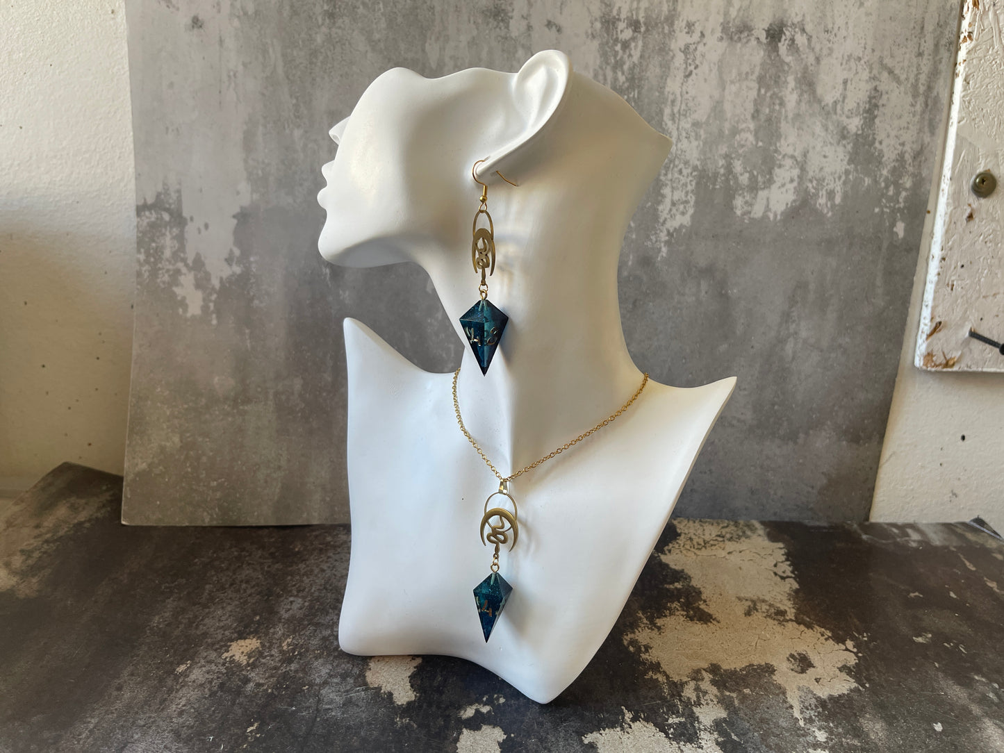 Lunar Snakes Shard D4 die necklace (gold-dark teal)