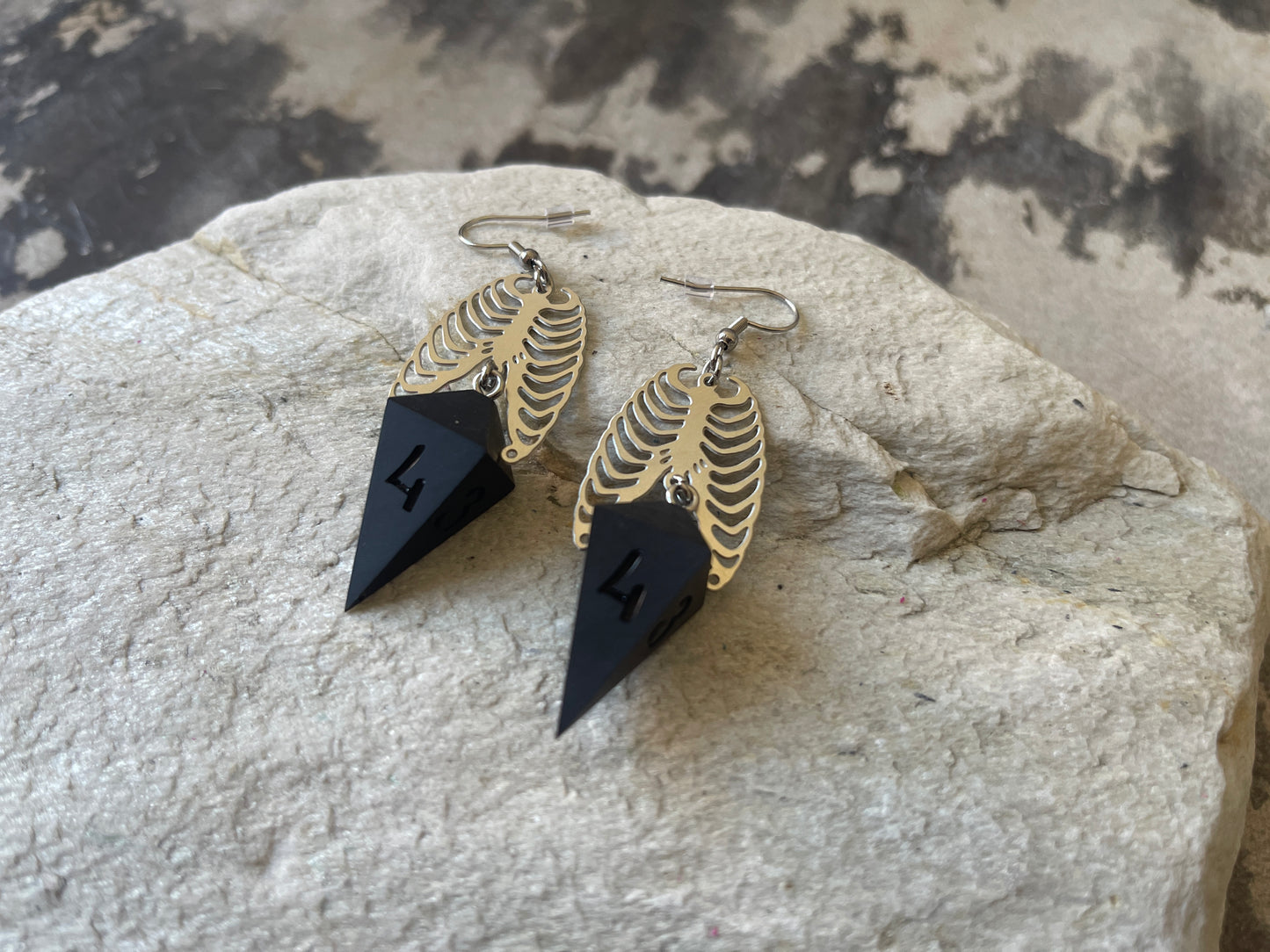 Ribcage D4 dice earrings (silver-black)