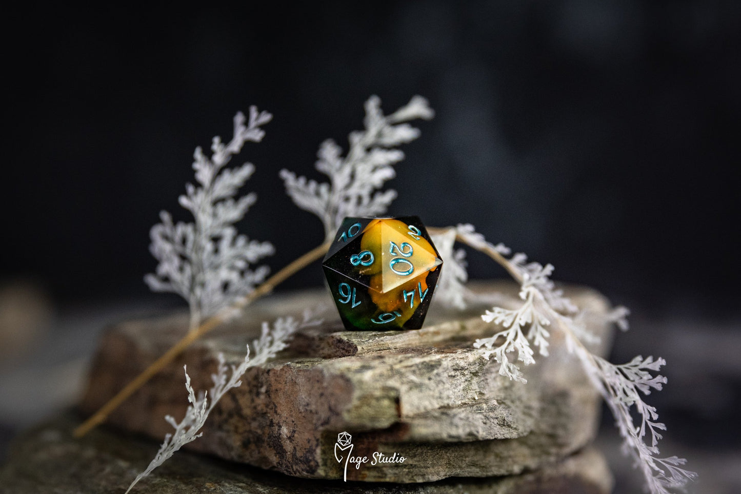 Doradus single D20 die