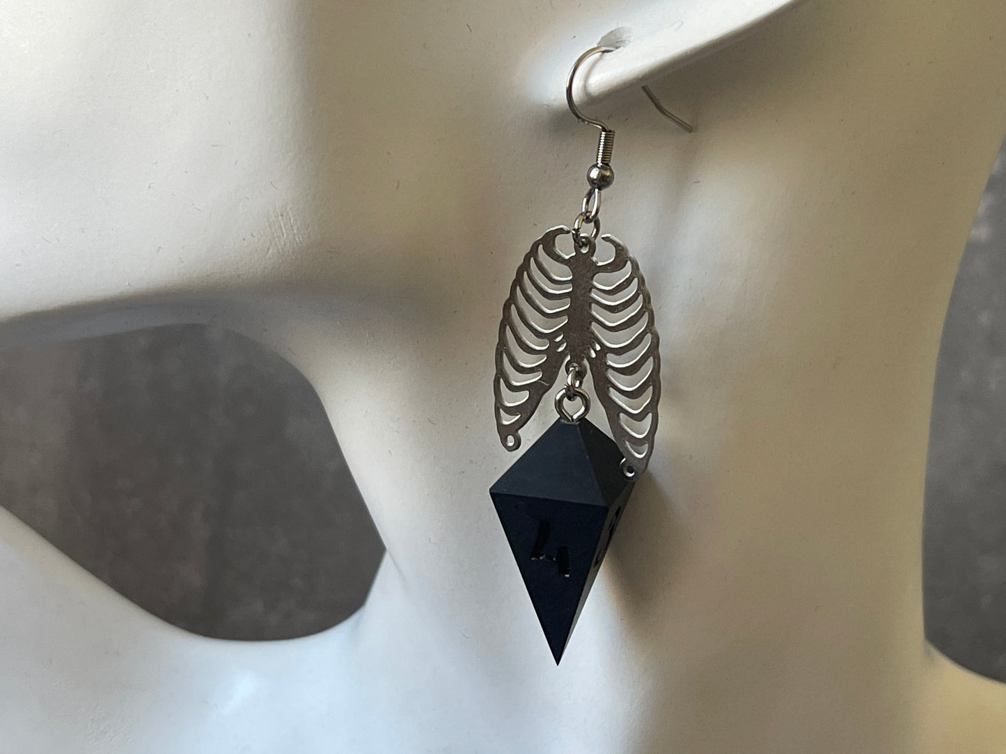 Ribcage D4 dice earrings (silver-black)