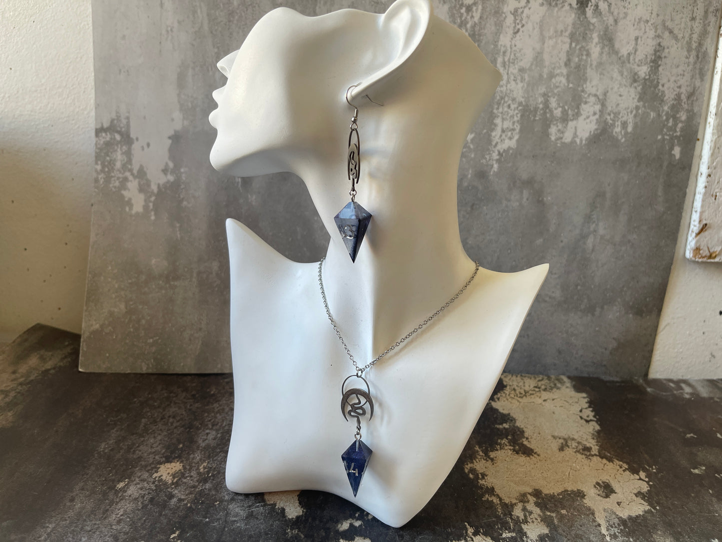 Lunar Snakes Shard D4 die necklace (silver-transparent purple)