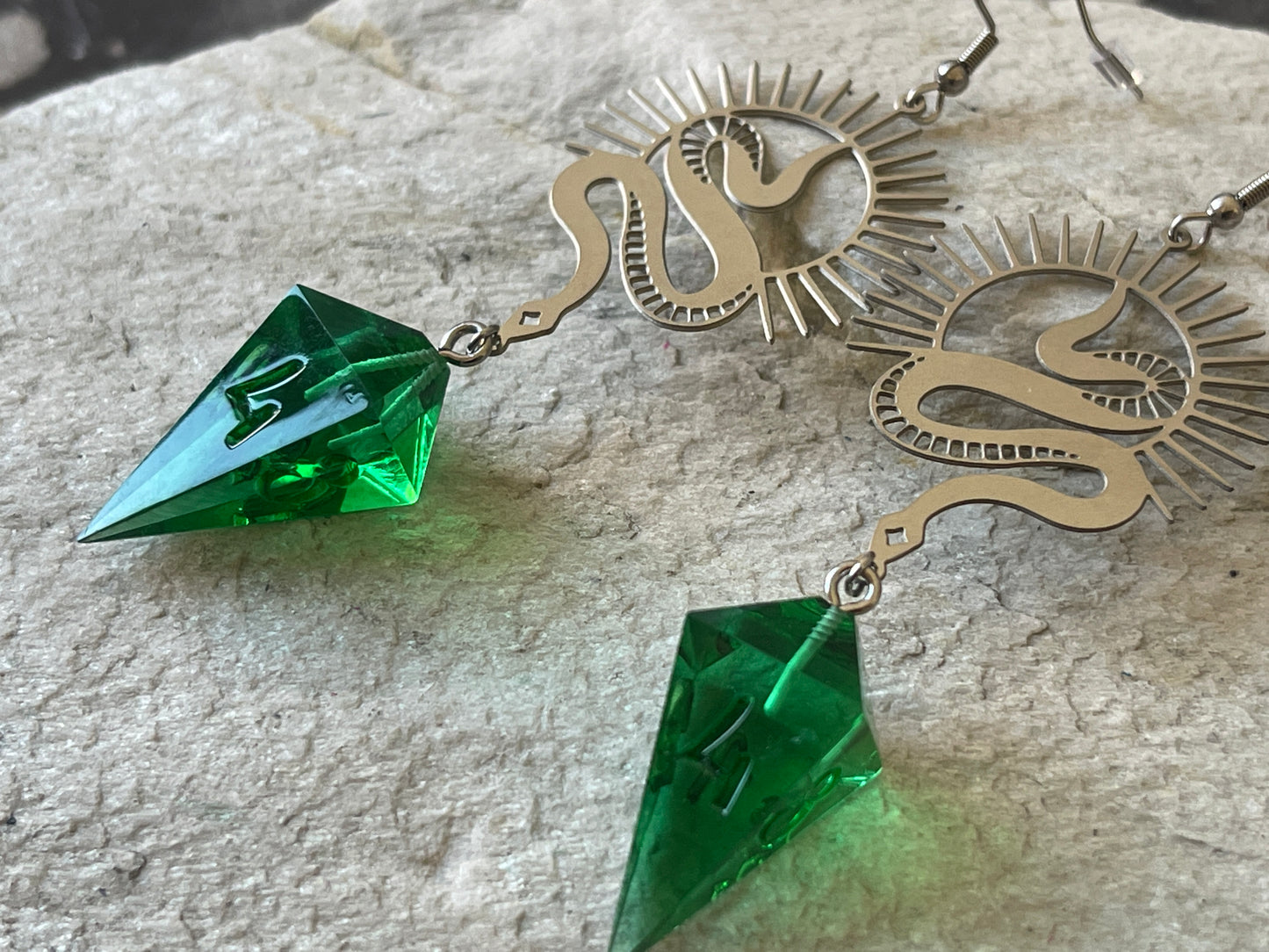 Snake's Posion D4 dice earrings silver-transparent green)