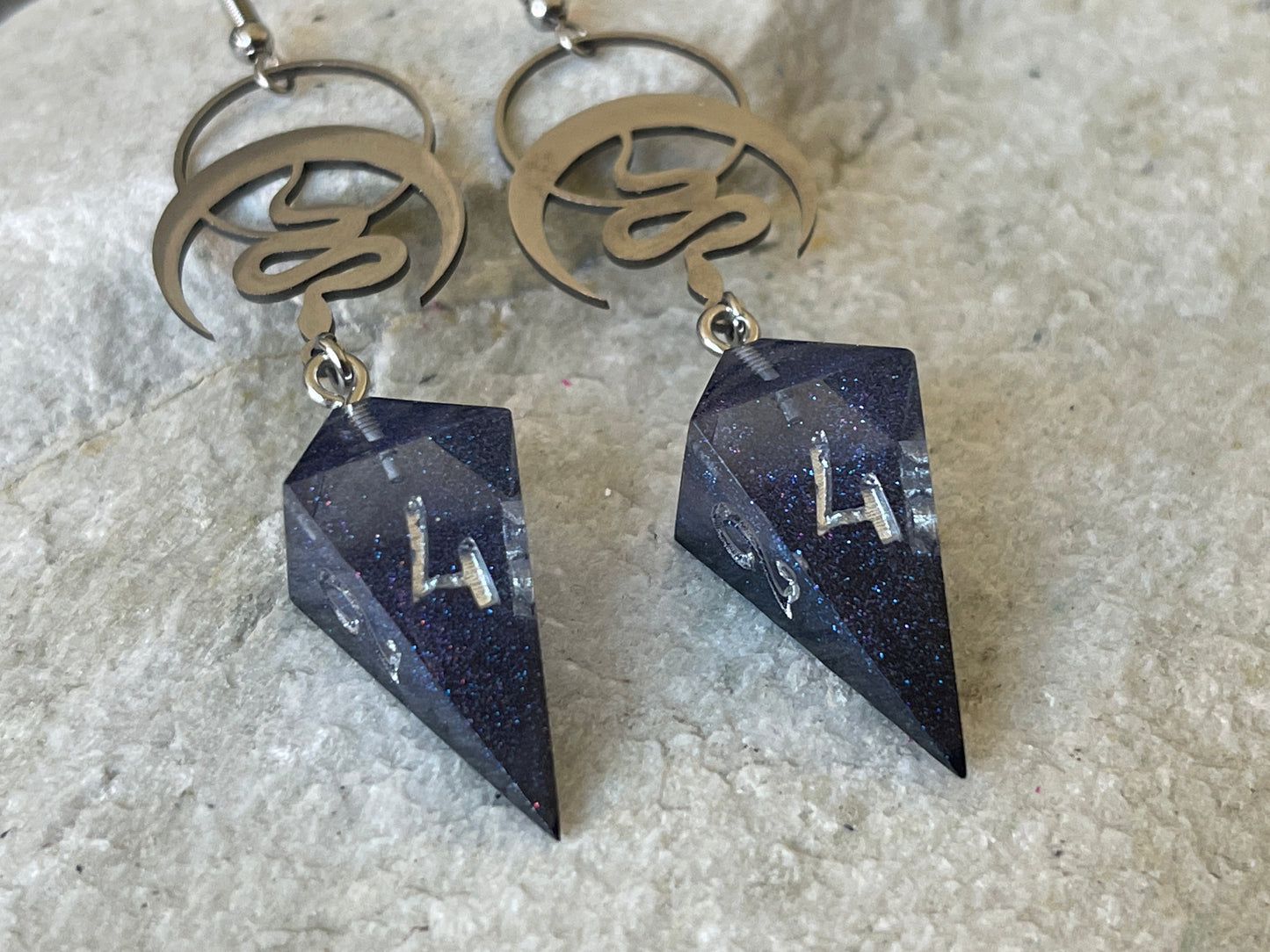 Lunar Snakes Shard D4 dice earrings (silver-transparent purple)