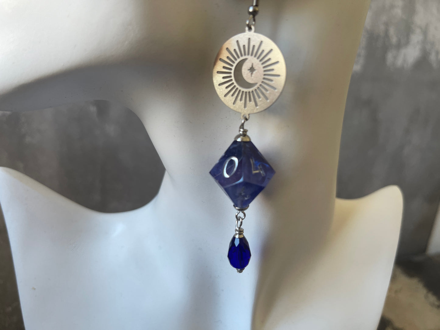 Solar Eclipse D10 earrings (purple)