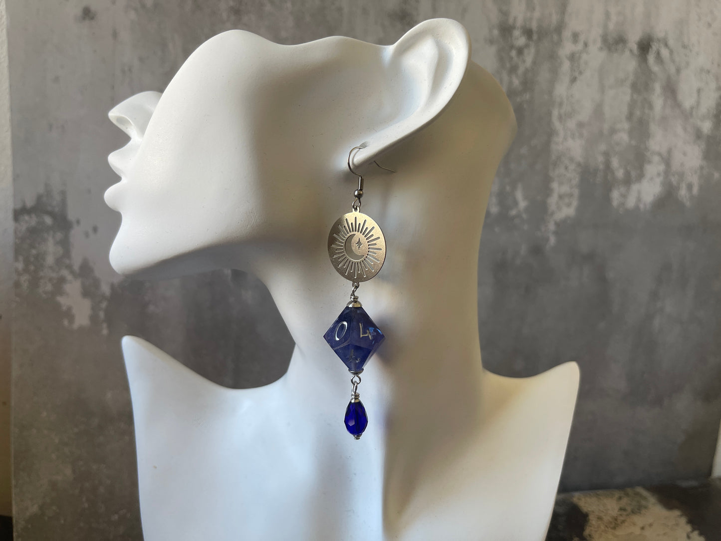 Solar Eclipse D10 earrings (purple)