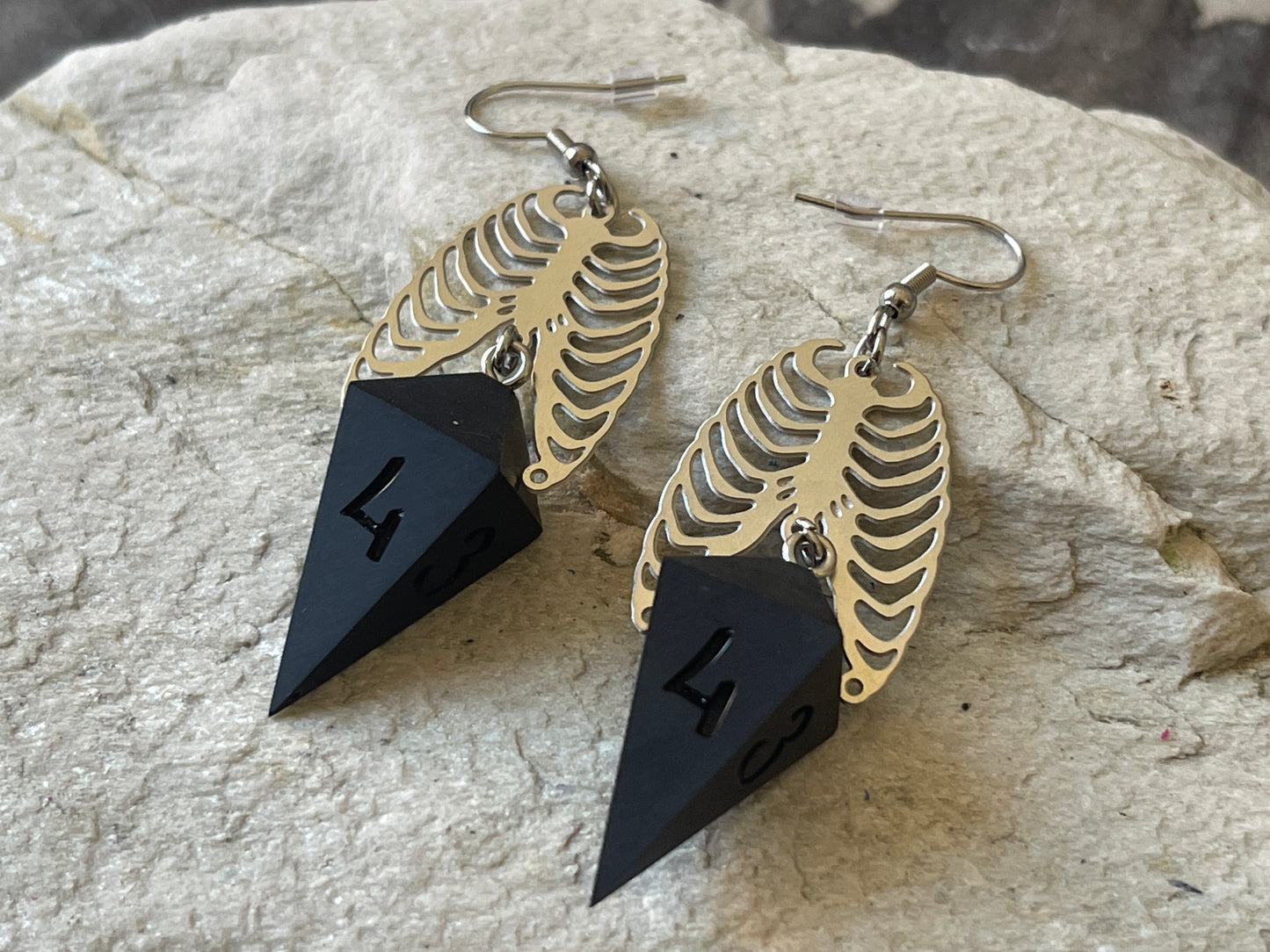 Ribcage D4 dice earrings (silver-black)