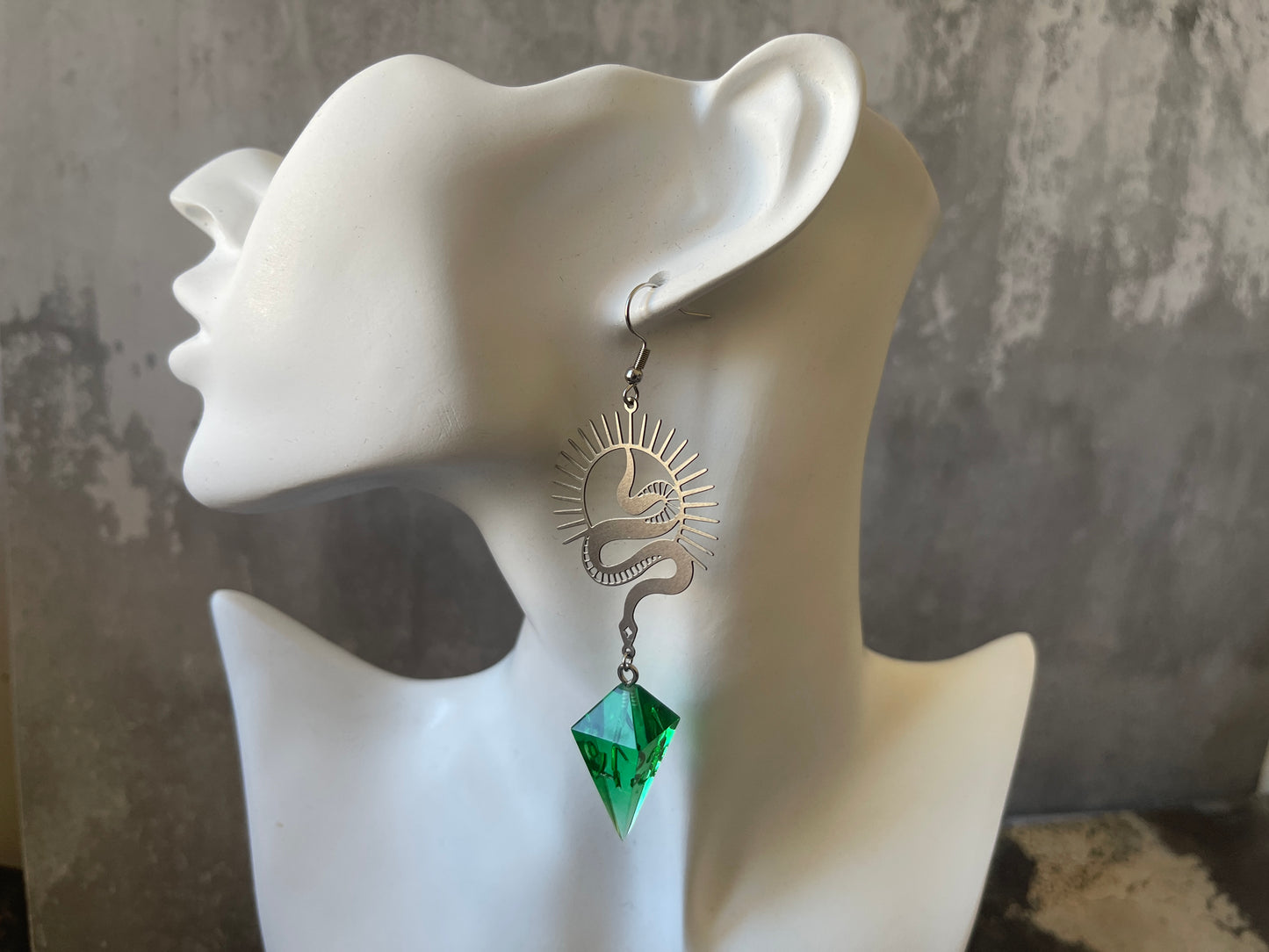 Snake's Posion D4 dice earrings silver-transparent green)