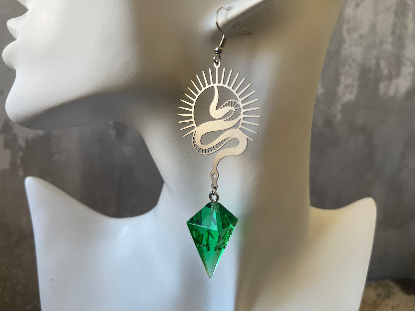 Snake's Posion D4 dice earrings silver-transparent green)