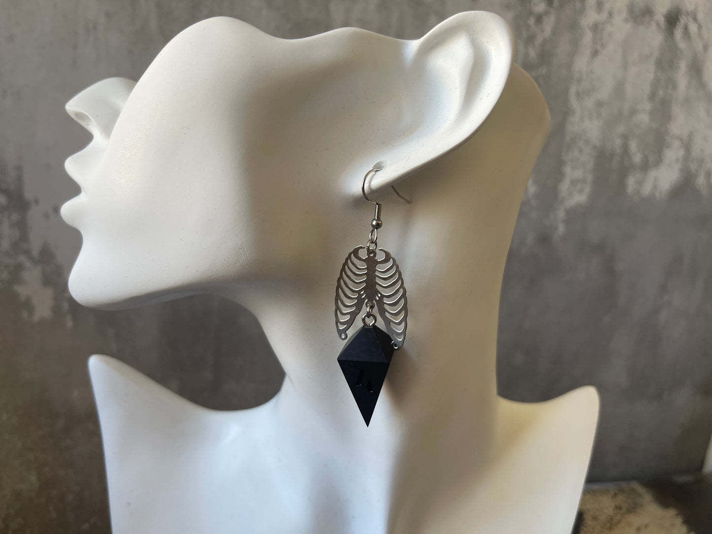 Ribcage D4 dice earrings (silver-black)