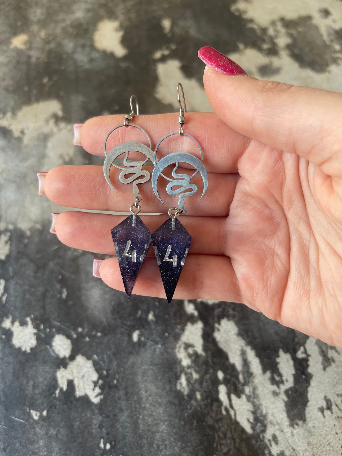 Lunar Snakes Shard D4 dice earrings (silver-transparent purple)