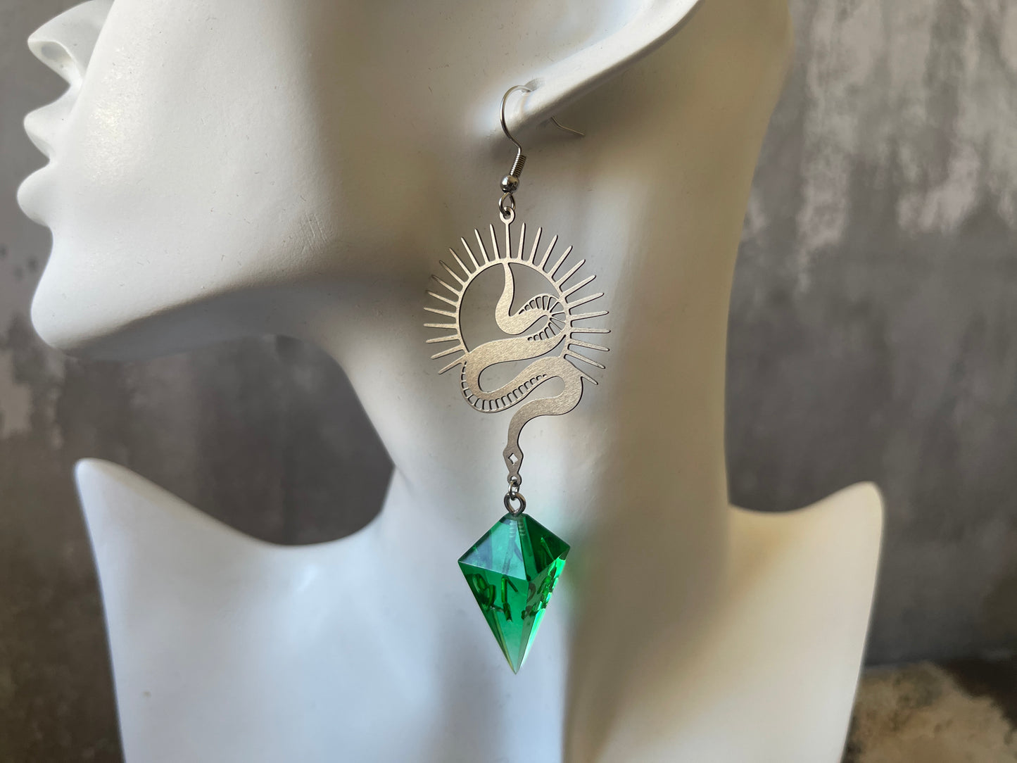 Snake's Posion D4 dice earrings silver-transparent green)