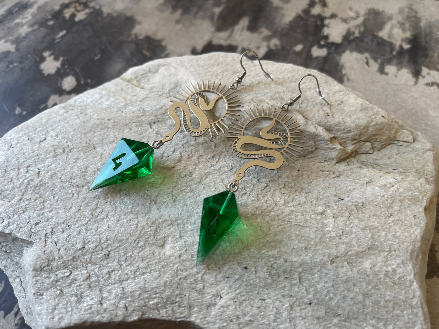 Snake's Posion D4 dice earrings silver-transparent green)