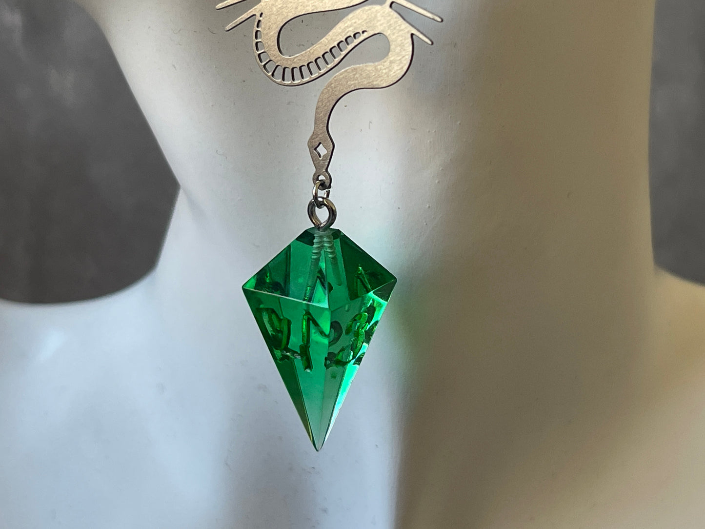 Snake's Posion D4 dice earrings silver-transparent green)