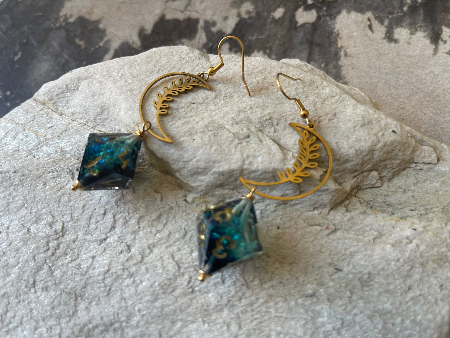 Blooming Moon D10 dice Earrings (gold-green)