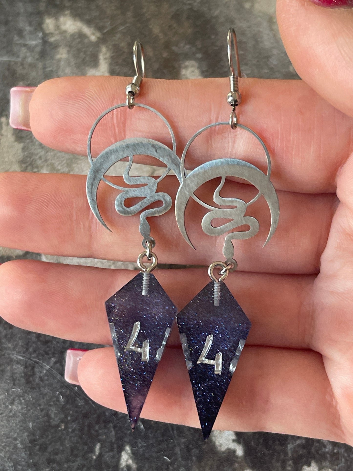 Lunar Snakes Shard D4 dice earrings (silver-transparent purple)