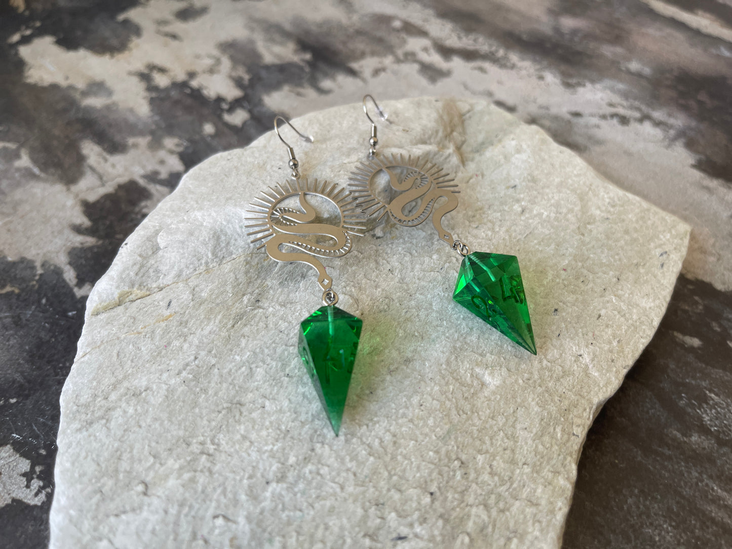 Snake's Posion D4 dice earrings silver-transparent green)