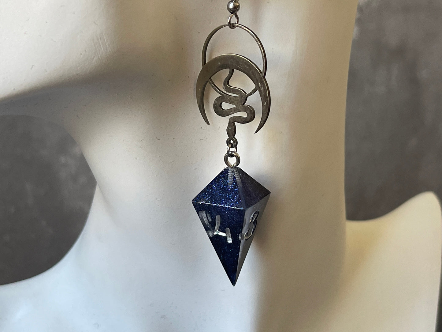 Lunar Snakes Shard D4 dice earrings (silver-transparent purple)