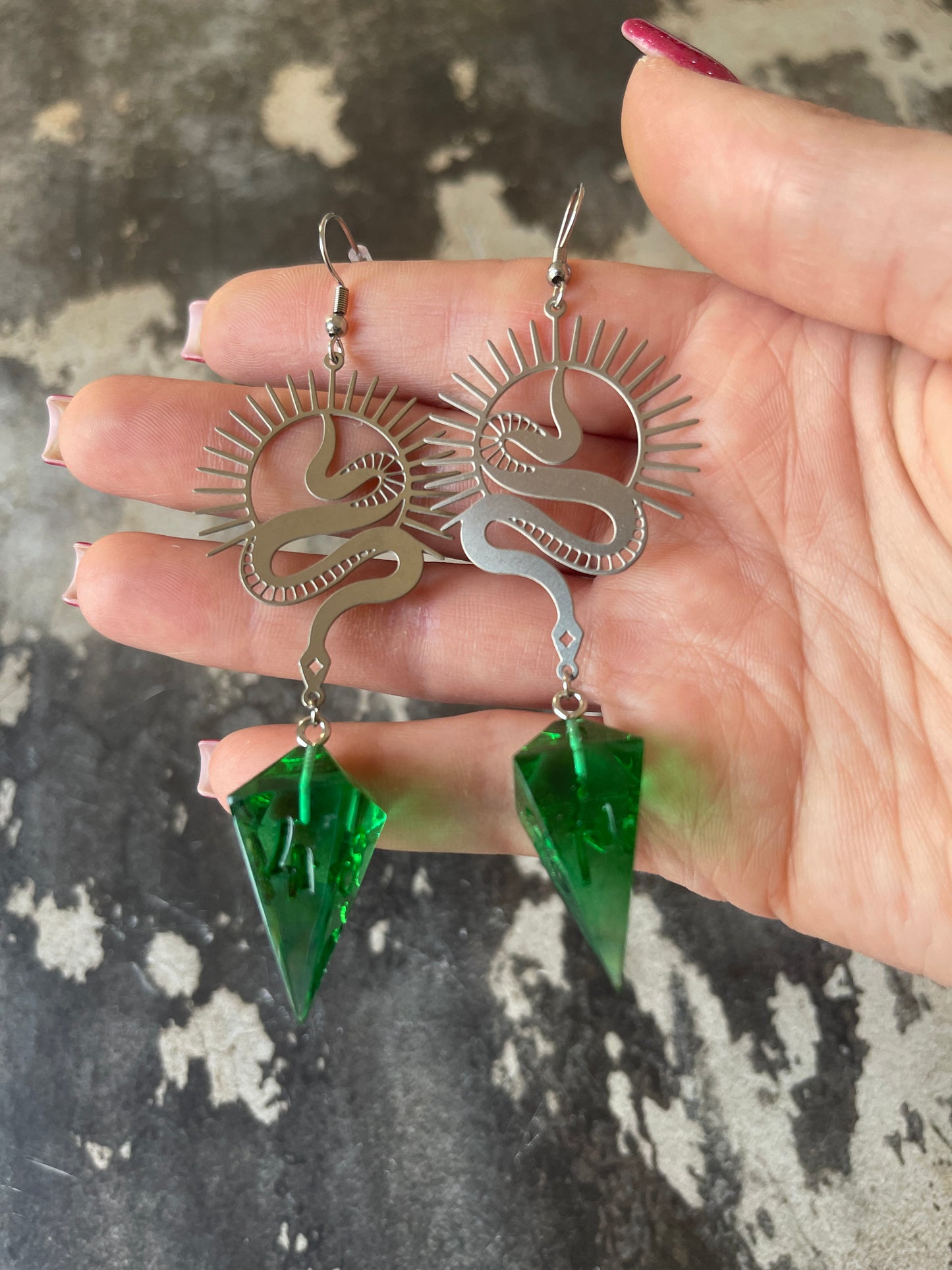 Snake's Posion D4 dice earrings silver-transparent green)