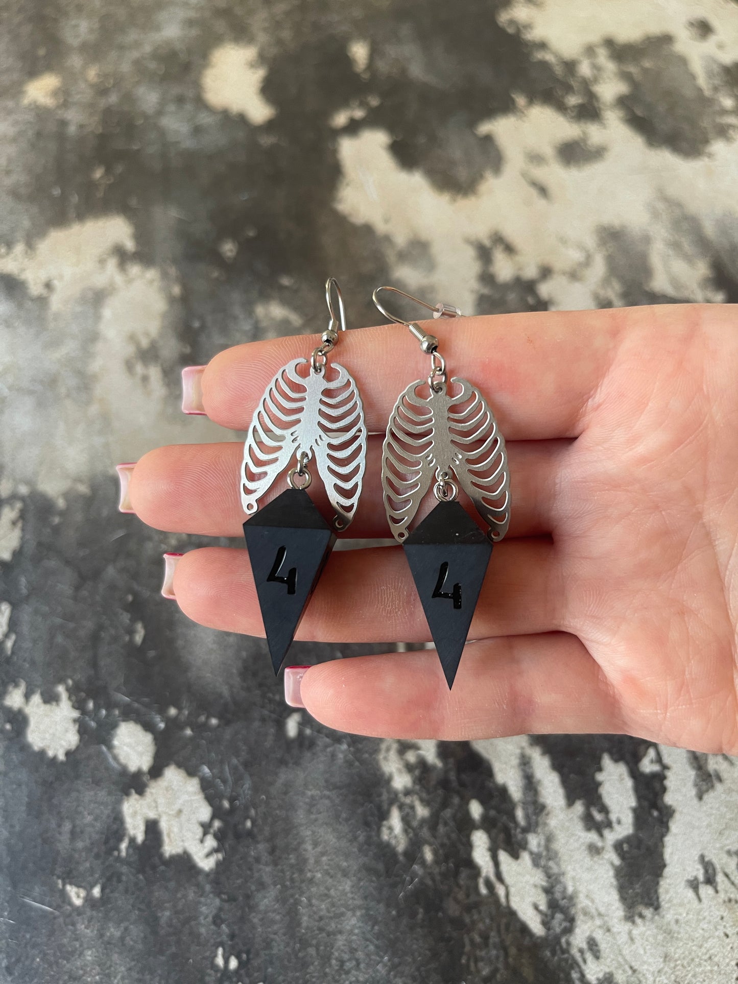 Ribcage D4 dice earrings (silver-black)