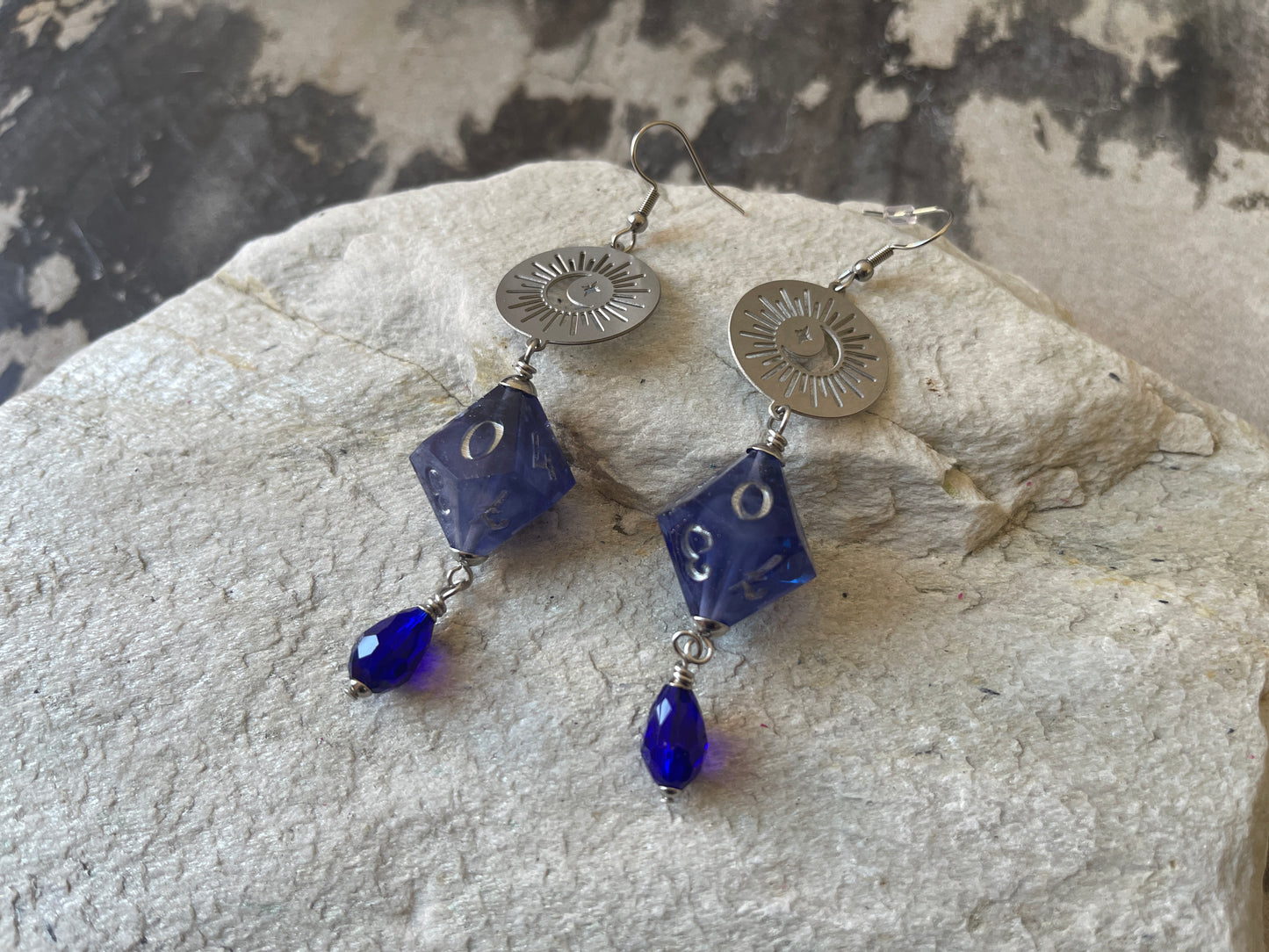 Solar Eclipse D10 earrings (purple)