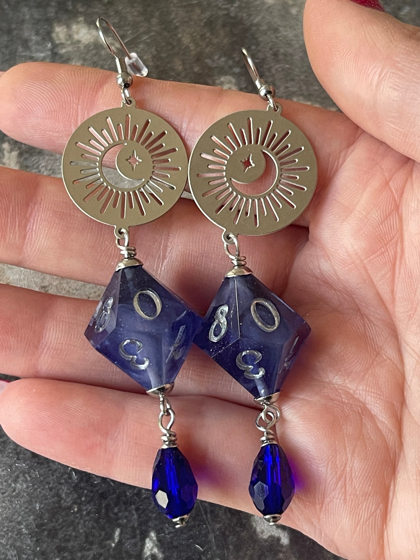 Solar Eclipse D10 earrings (purple)