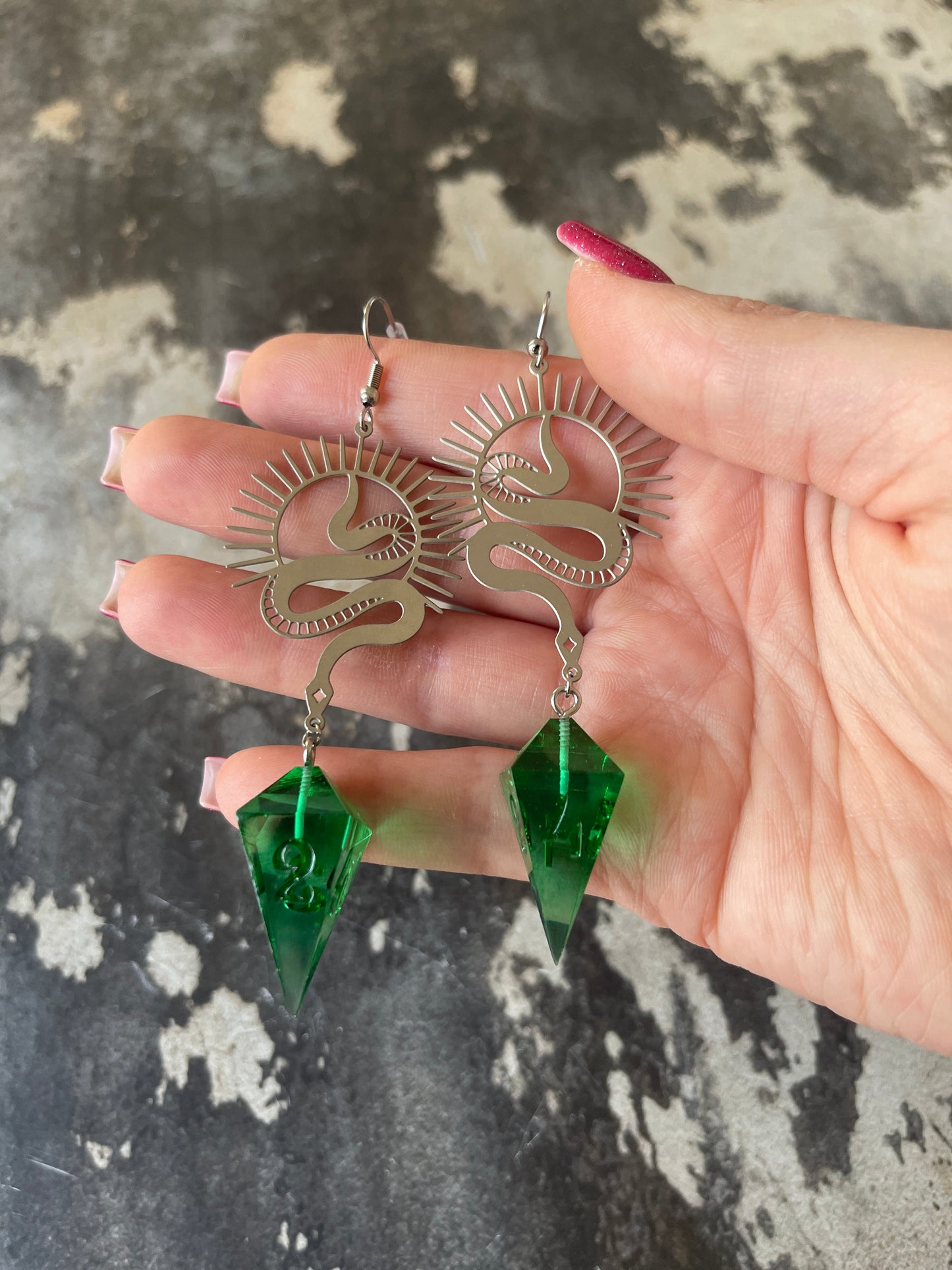 Snake's Posion D4 dice earrings silver-transparent green)