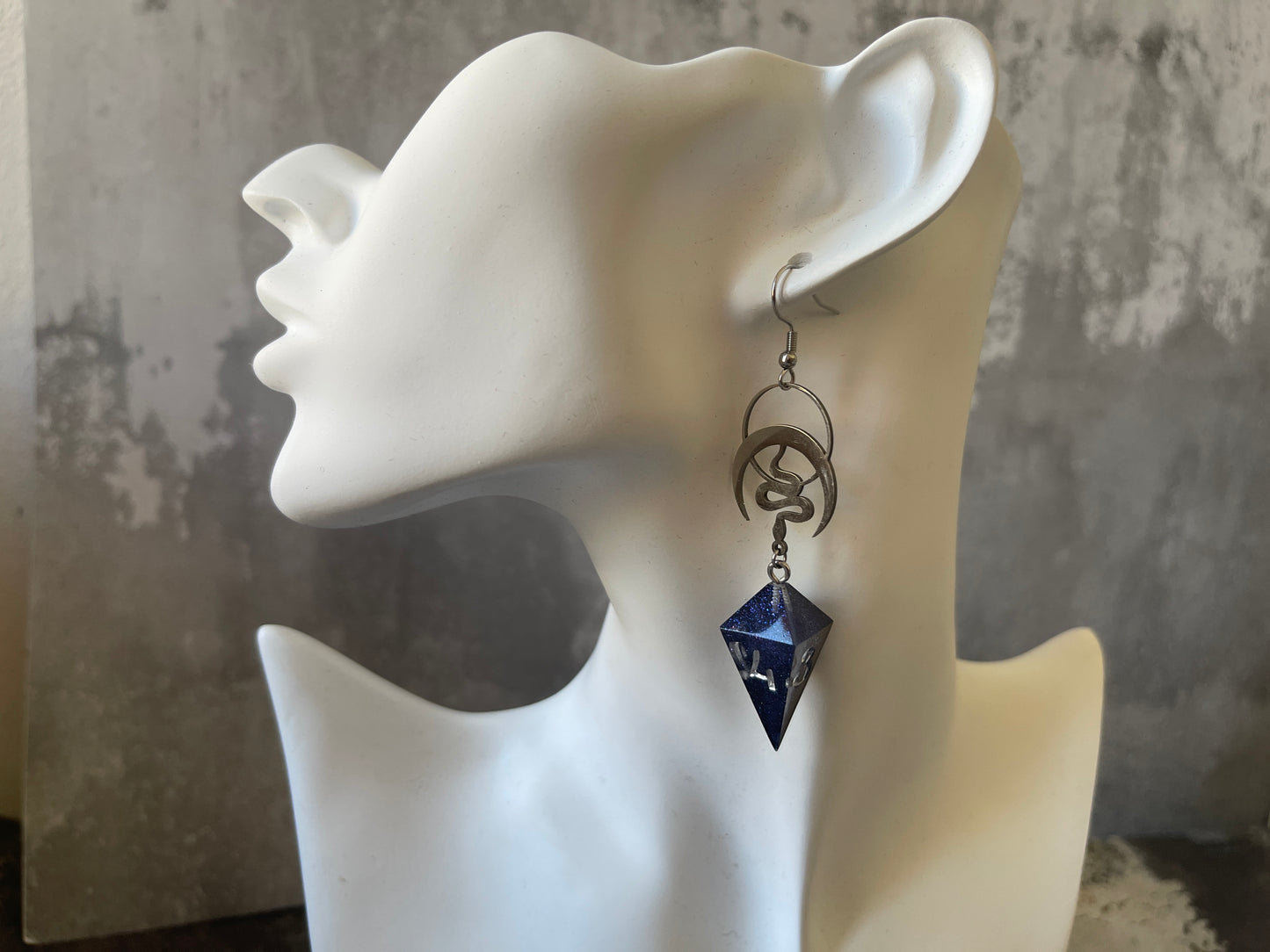 Lunar Snakes Shard D4 dice earrings (silver-transparent purple)