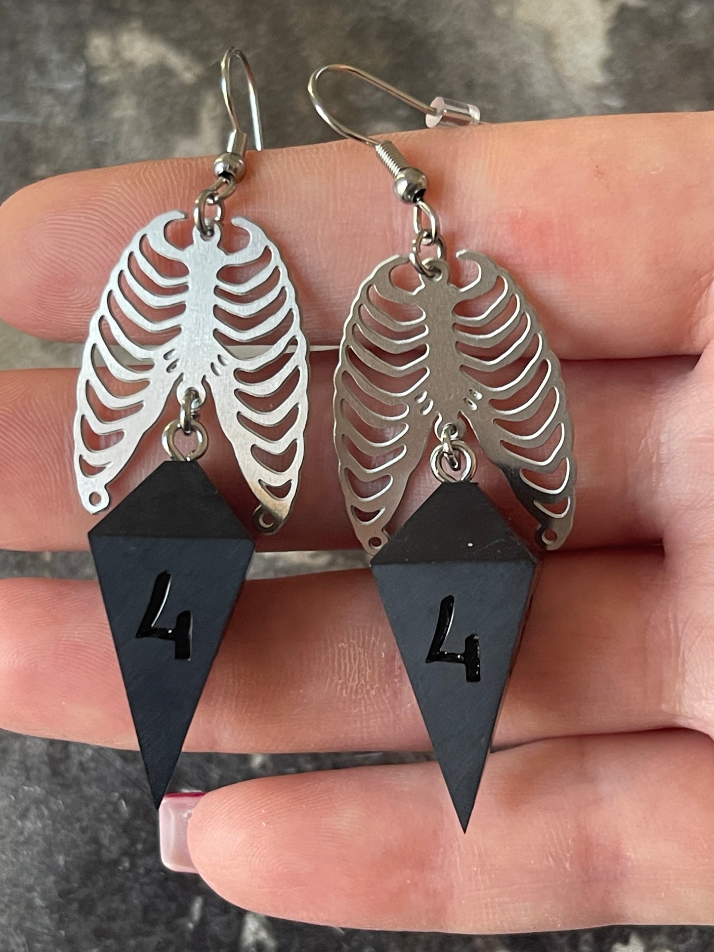 Ribcage D4 dice earrings (silver-black)