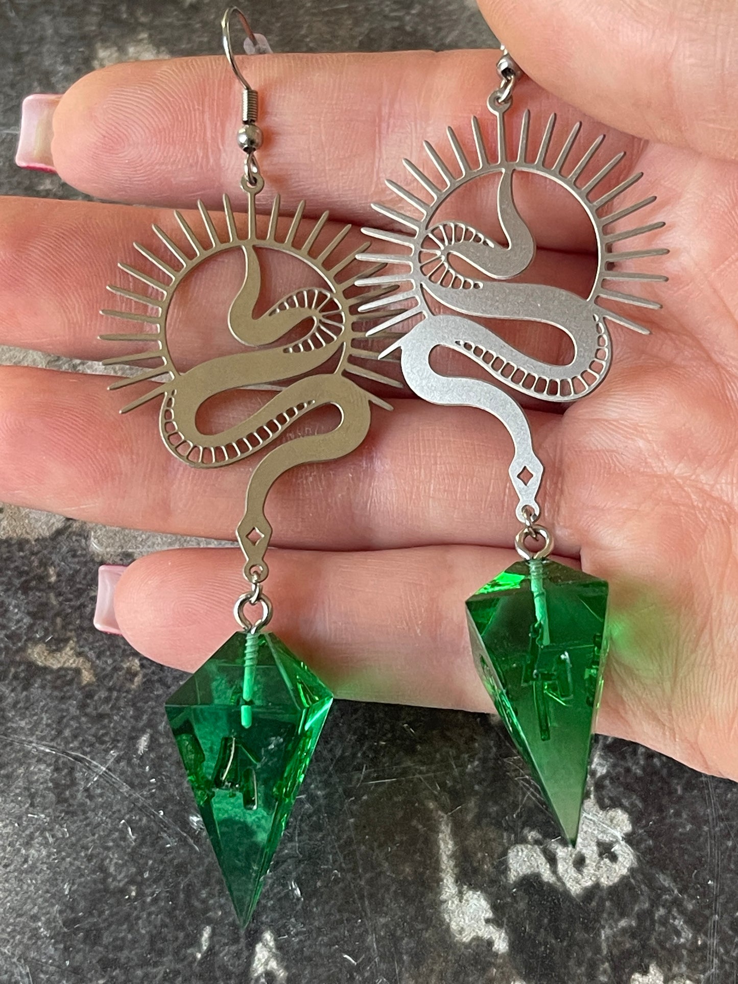 Snake's Posion D4 dice earrings silver-transparent green)