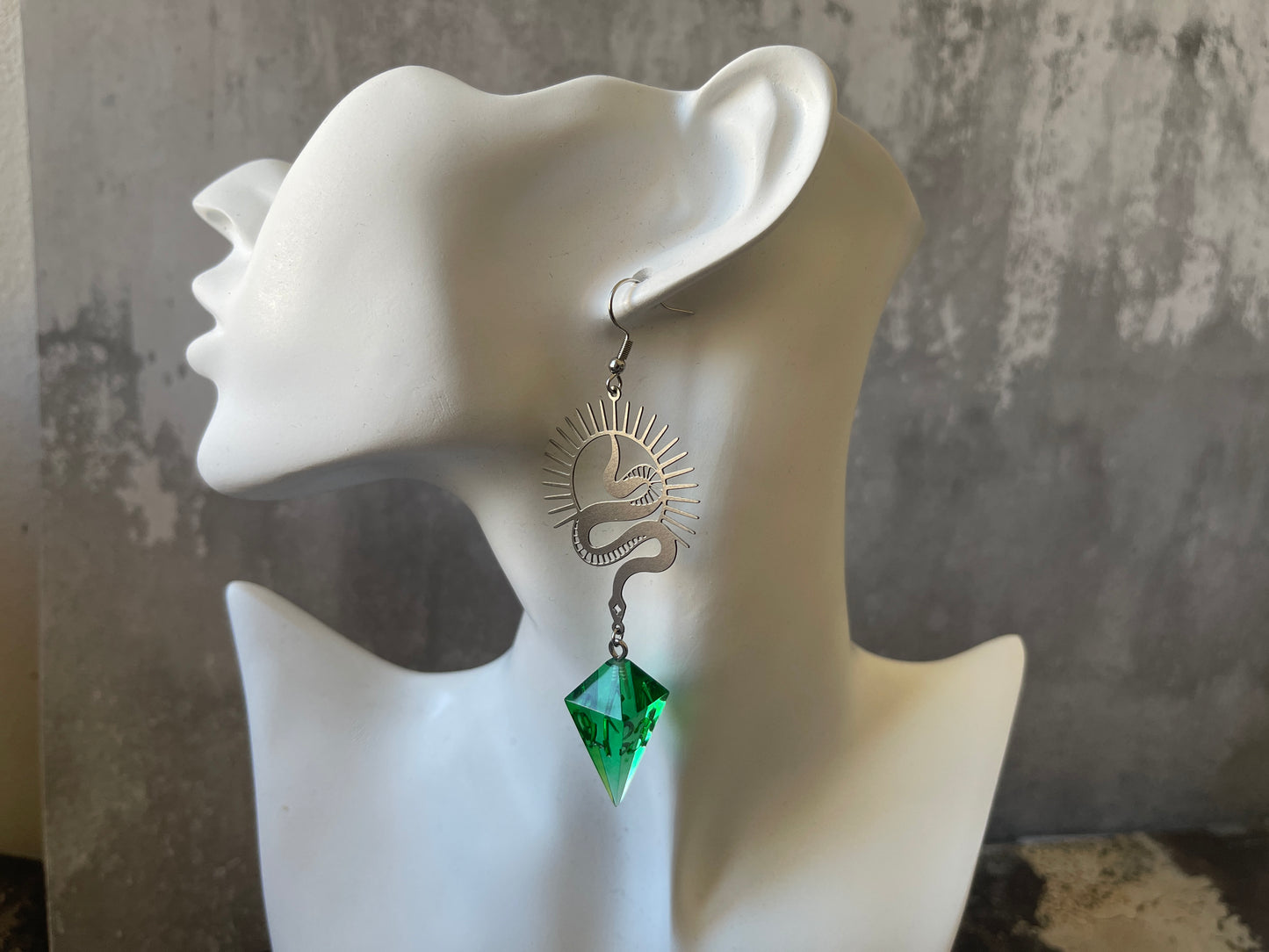 Snake's Posion D4 dice earrings silver-transparent green)