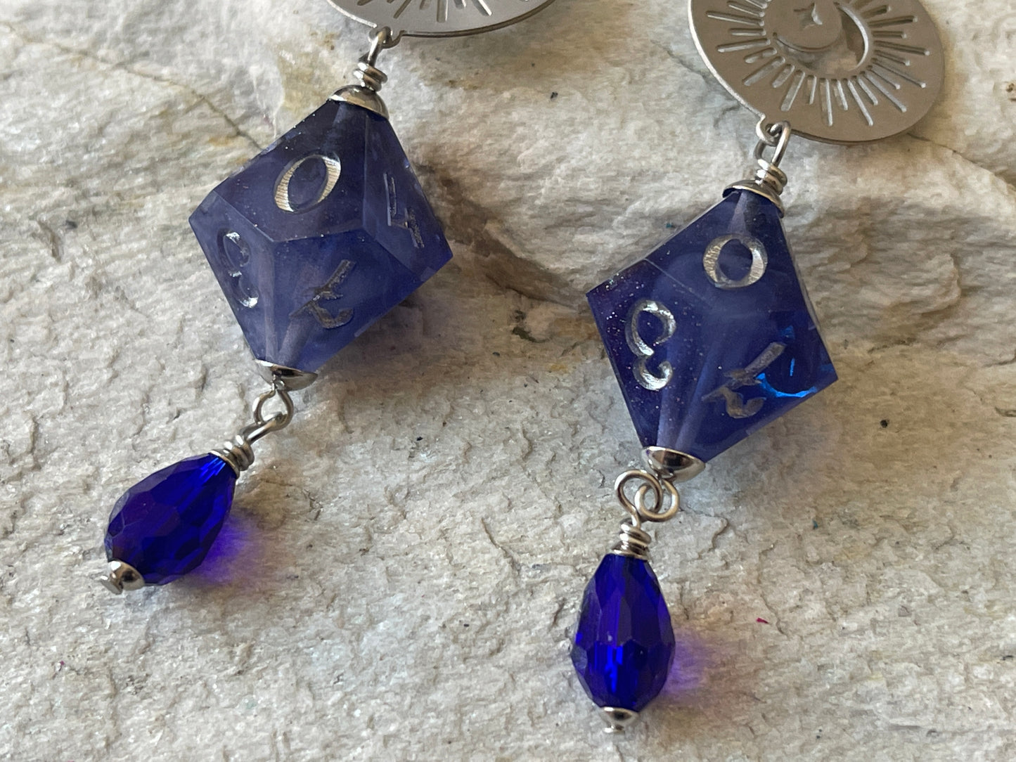 Solar Eclipse D10 earrings (purple)