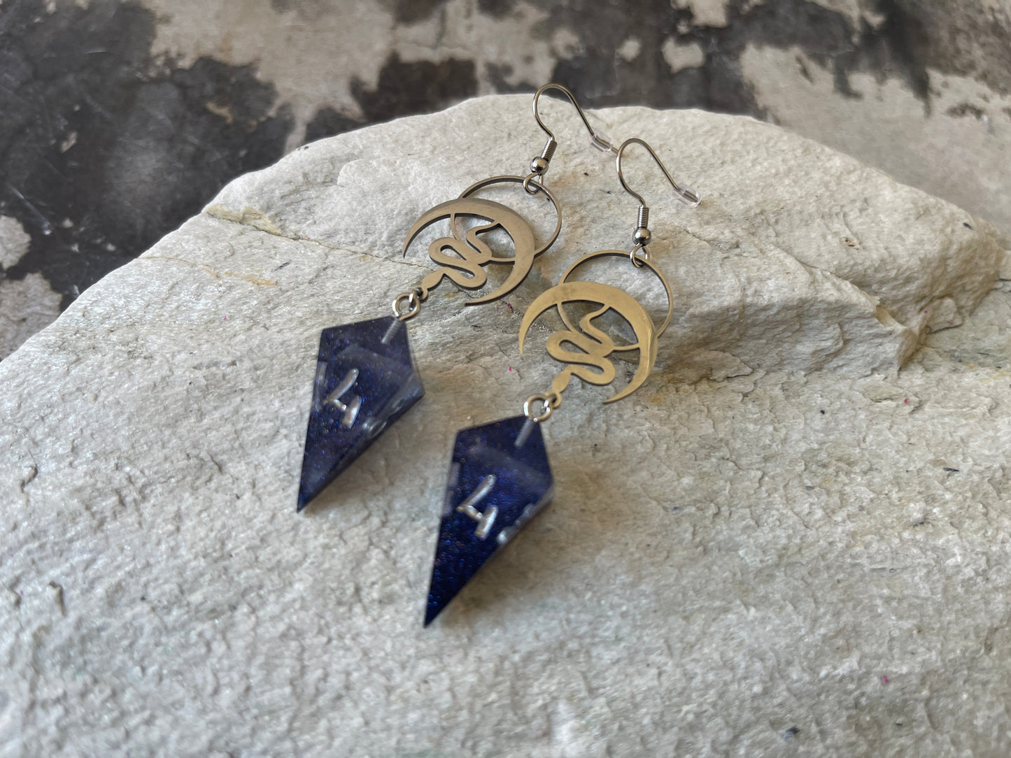 Lunar Snakes Shard D4 dice earrings (silver-transparent purple)