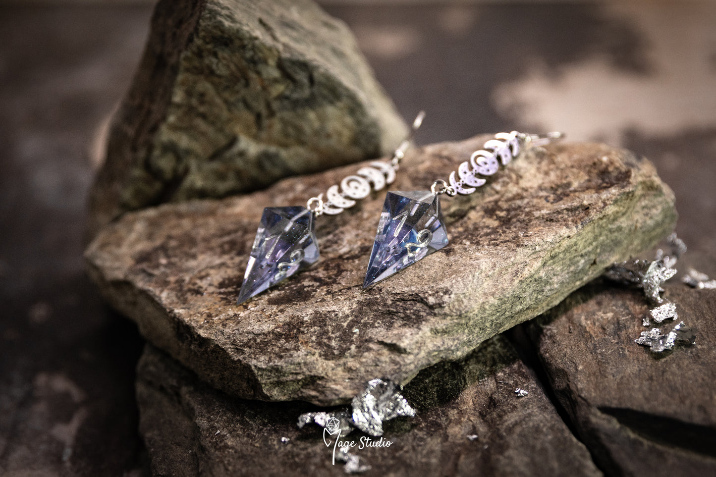 Moon Phases Shard D4 dice earrings (silver-light black)