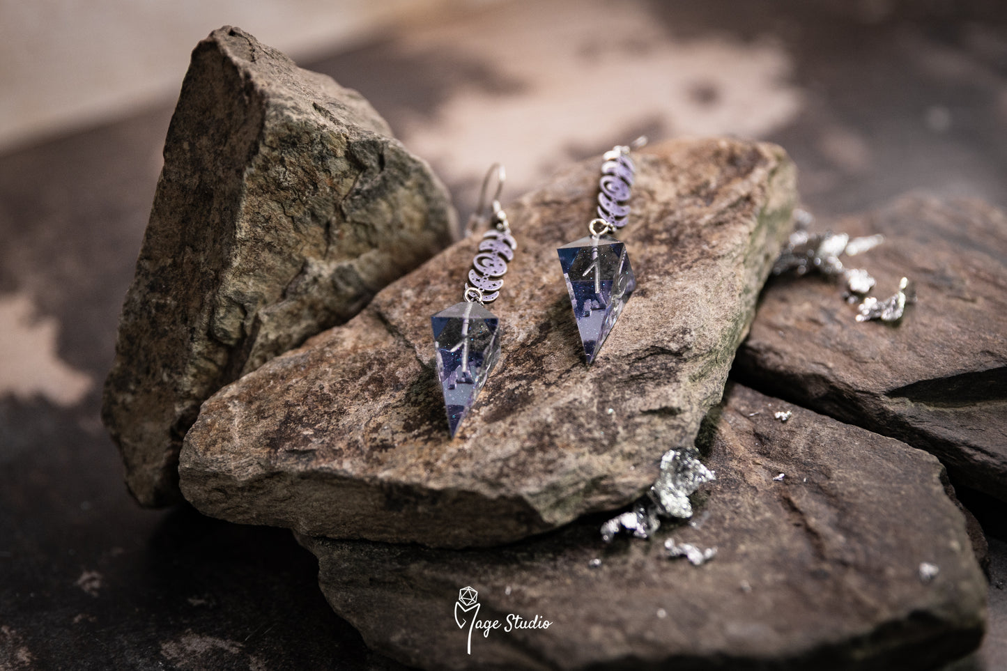 Moon Phases Shard D4 dice earrings (silver-light black)