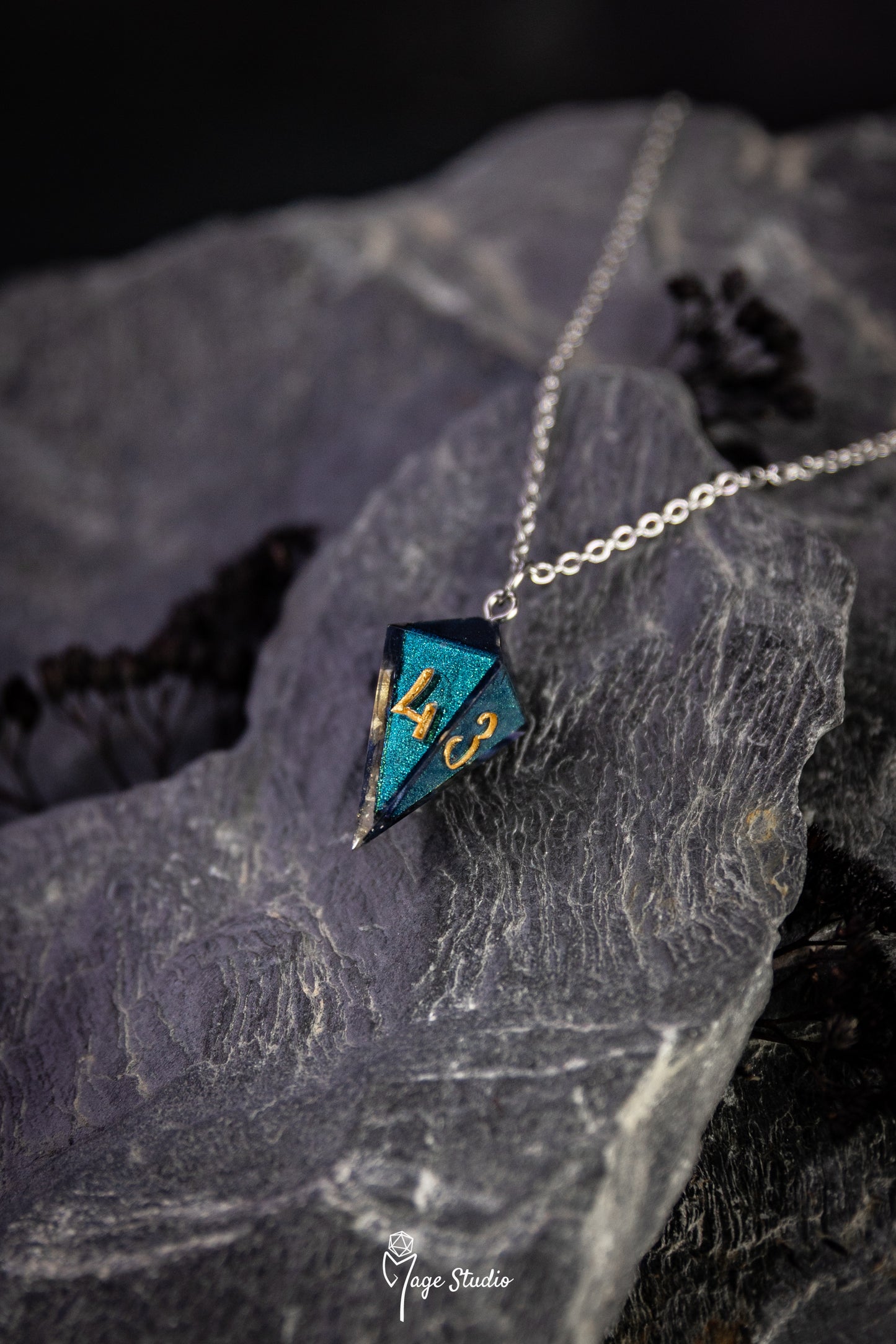 Colorshift Green-Blue D4 die Necklace