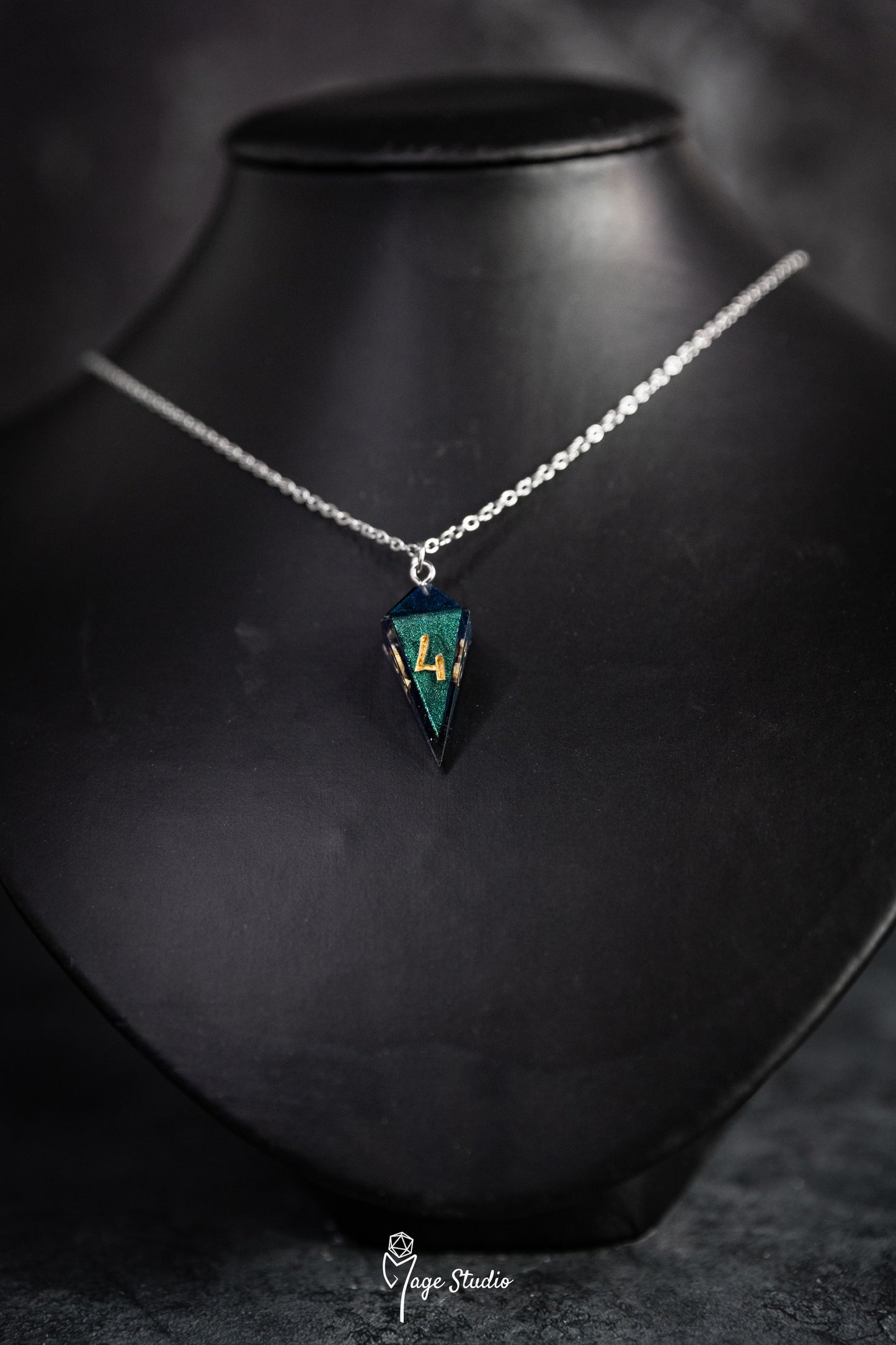 Colorshift Green-Blue D4 die Necklace