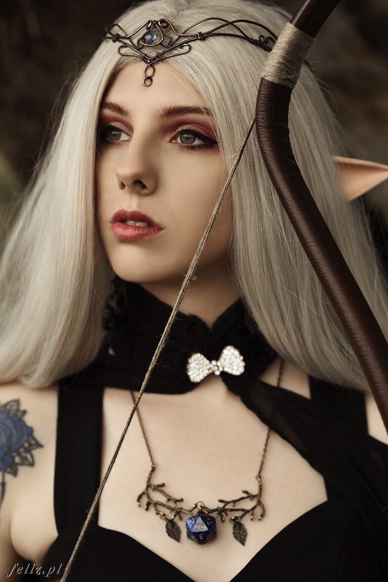 Druid d20 dice necklace blue